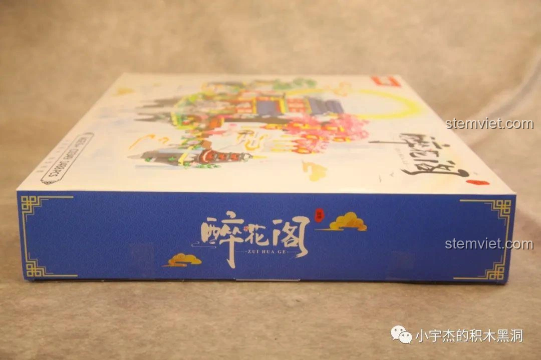 Góc nhìn cạnh bên của hộp bộ lắp ráp WOMA C0349 Túy Hoa Các, thể hiện thiết kế tổng thể chỉn chu và đẹp mắt.