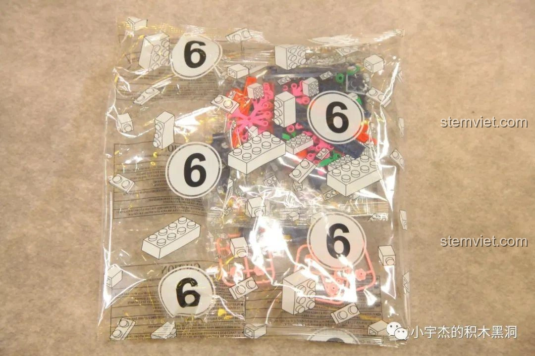 Cây hoa đào hồng rực với những chiếc đèn lồng phúc vận trong bộ WOMA C0349 Túy Hoa Các, tạo nên khung cảnh