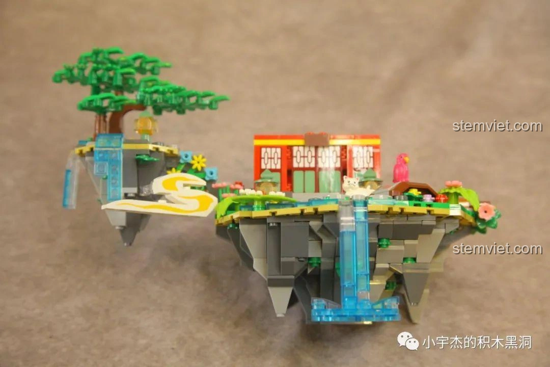 Cây tùng cổ thụ trong bộ lắp ráp WOMA C0349 Túy Hoa Các được tạo hình độc đáo bằng các mảnh ghép hình móng vuốt, rất sáng tạo.