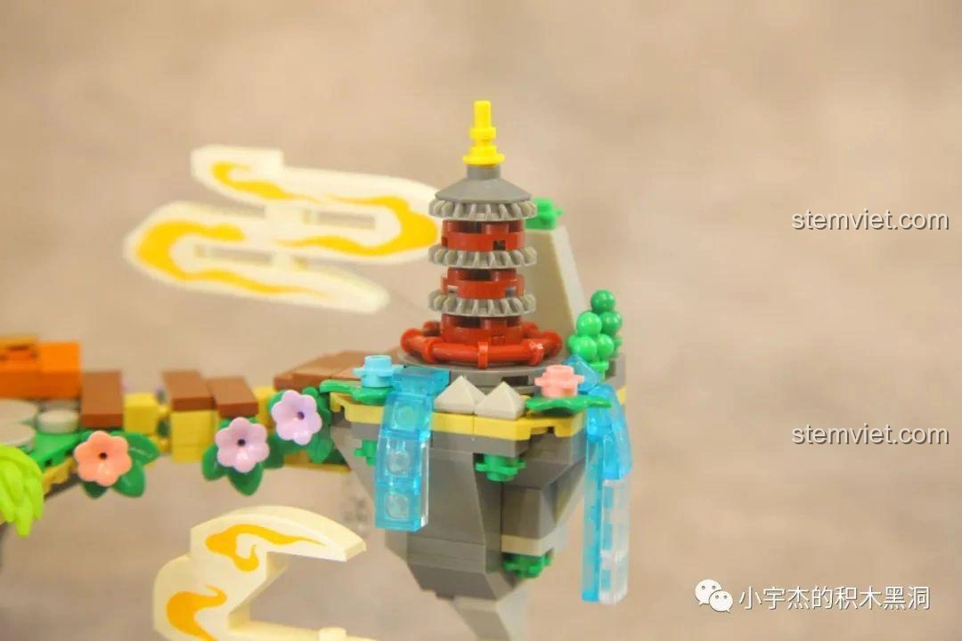 Cây hoa đào với những chiếc đèn lồng phúc vận màu hồng trong bộ WOMA C0349 Túy Hoa Các, tạo không khí lễ hội và bắt mắt.