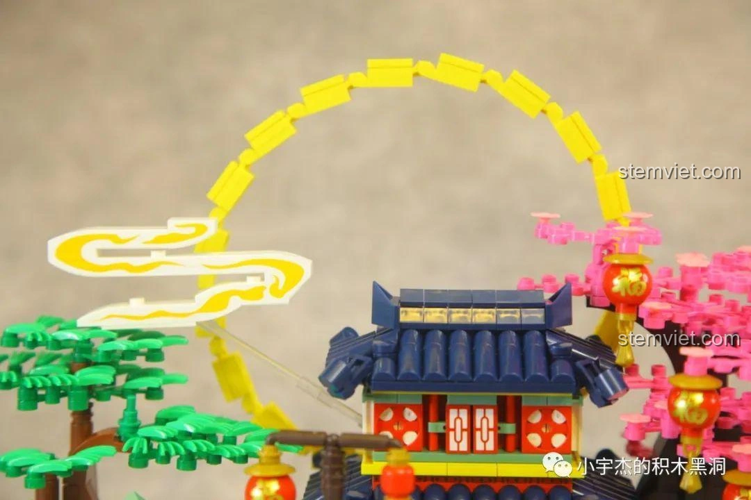 Cận cảnh những chiếc đèn lồng phúc vận trong bộ WOMA C0349 Túy Hoa Các, được trang trí thêm tua rua, tăng vẻ đẹp truyền thống.