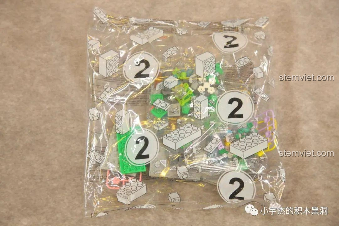 Túi mảnh ghép số 2 của bộ lắp ráp WOMA C0349 Túy Hoa Các, chứa các chi tiết để xây dựng thác nước và cây cầu.