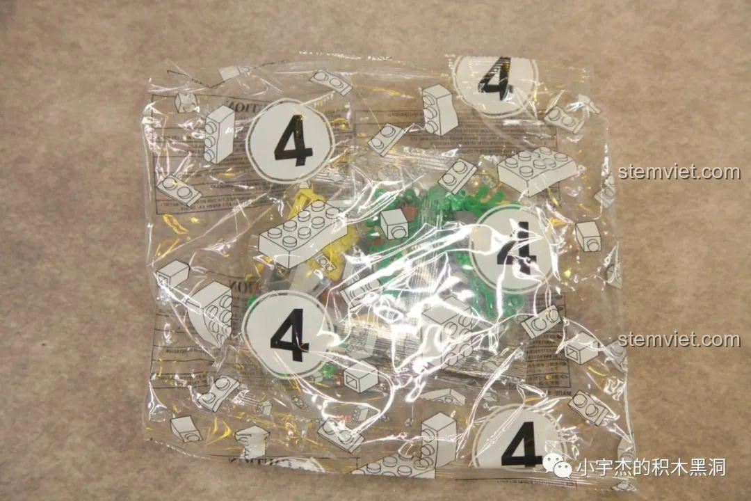 Túi mảnh ghép số 4 của bộ lắp ráp WOMA C0349 Túy Hoa Các, chứa các chi tiết để hoàn thiện cảnh quan.