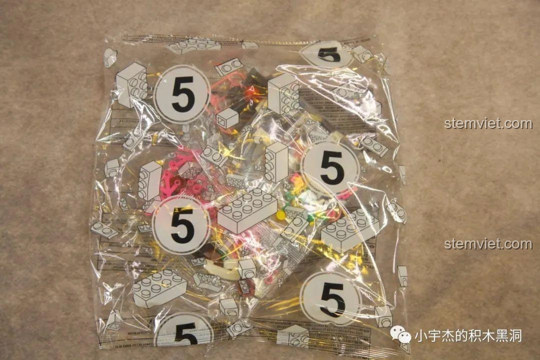 Túi mảnh ghép số 5 của bộ lắp ráp WOMA C0349 Túy Hoa Các, chứa các chi tiết để hoàn thiện tháp và trang trí.