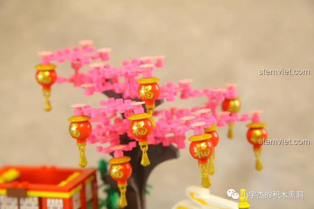 Vầng hào quang màu vàng được nối với tòa lầu chính của bộ WOMA C0349 Túy Hoa Các, tạo cảm giác mô hình đang bay lơ lửng.