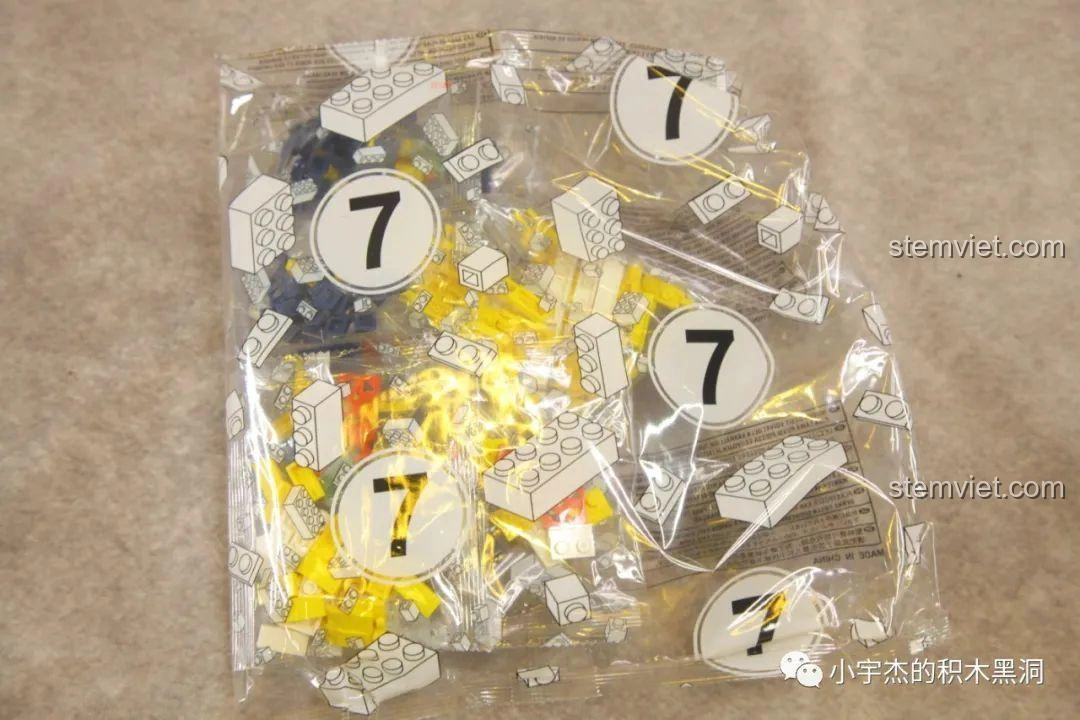 Mô hình hoàn chỉnh của bộ lắp ráp WOMA C0349 Túy Hoa Các, một lâu đài cổ tích lơ lửng giữa không trung với hai nàng tiên.