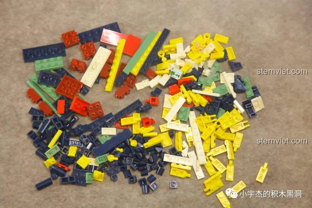 Mô hình hoàn chỉnh của bộ lắp ráp WOMA C0349 Túy Hoa Các với hai minifigures, thể hiện sự phối màu táo bạo và hài hòa.