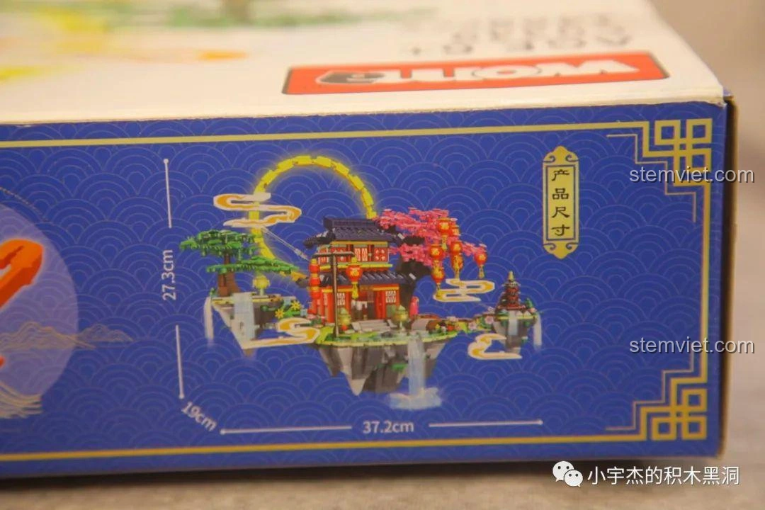 Kích thước mô hình hoàn chỉnh của bộ lắp ráp WOMA C0349 Túy Hoa Các được in rõ trên mặt sau hộp, giúp hình dung sản phẩm.