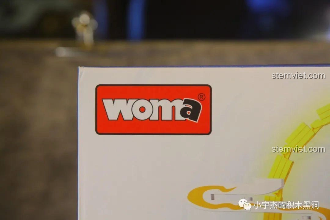 Logo WOMA màu đỏ nổi bật trên hộp bộ lắp ráp WOMA C0349 Túy Hoa Các, khẳng định thương hiệu và chất lượng.