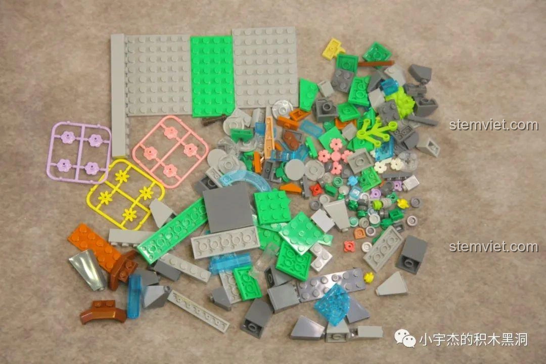 Các mảnh ghép đa dạng màu sắc từ túi số 2 của bộ WOMA C0349 Túy Hoa Các, bao gồm chi tiết xanh trong suốt và hoa nhỏ.