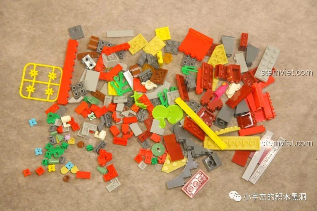 Các mảnh ghép màu đỏ và xanh ngọc bích từ túi số 3 của bộ WOMA C0349 Túy Hoa Các, tạo nên sự tương phản nổi bật cho tòa lầu.