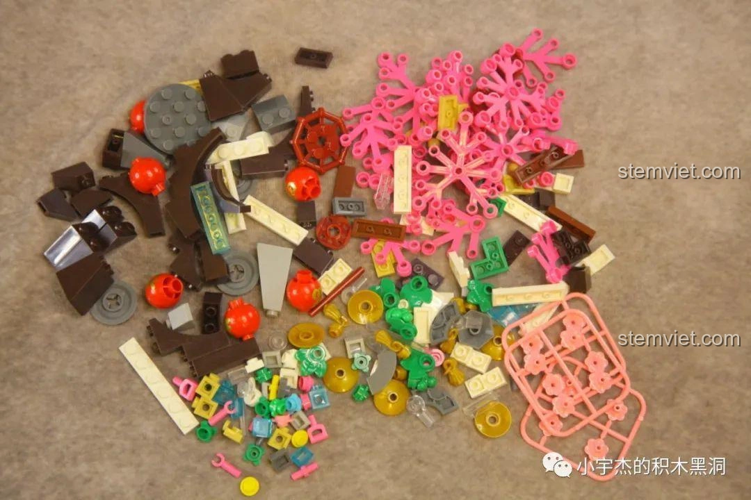 Các mảnh ghép màu hồng từ túi số 5 của bộ WOMA C0349 Túy Hoa Các, dùng để tạo hình những cây hoa đào nở rộ.