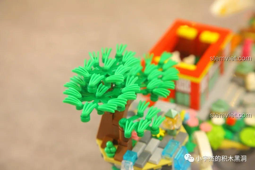 Các mảnh ghép màu hồng và đỏ từ túi số 6 của bộ WOMA C0349 Túy Hoa Các, dùng để tạo hiệu ứng tán cây dày dặn và đèn lồng lung linh.