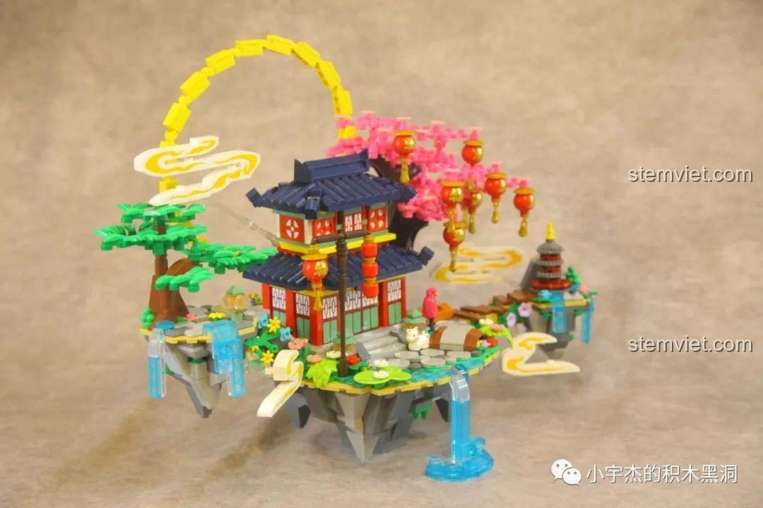 Minifigures tiên nữ đứng cạnh mô hình WOMA C0349 Túy Hoa Các, cho thấy sự khác biệt về tỉ lệ, tạo hiệu ứng thú vị.