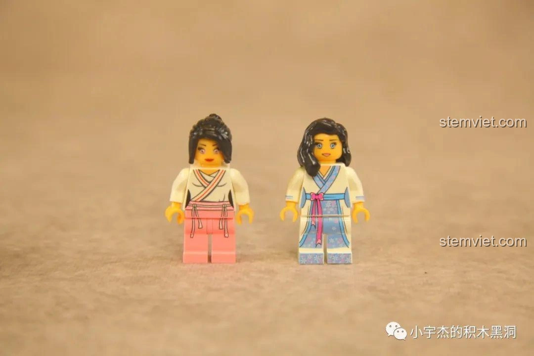 Hai minifigures tiên nữ xinh đẹp của bộ lắp ráp WOMA C0349 Túy Hoa Các, với trang phục cổ trang tinh xảo.