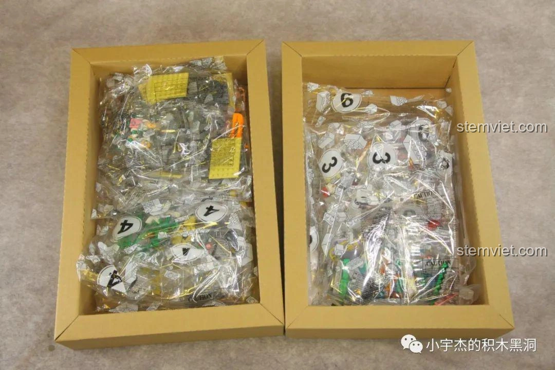 Bên trong hộp bộ lắp ráp WOMA C0349 Túy Hoa Các là hai hộp nhỏ chứa các gói mảnh ghép được phân loại, tiện lợi cho việc lắp ráp.