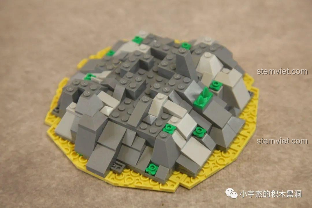 Phần nền núi đá của bộ lắp ráp WOMA C0349 Túy Hoa Các đang được xây dựng, tạo hình chân thực và vững chắc.