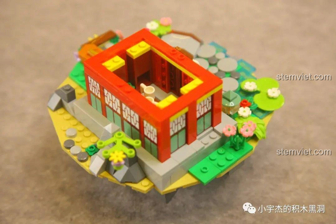 Góc nhìn bên trong tòa lầu của bộ WOMA C0349 Túy Hoa Các, với nội thất đơn giản và chú mèo trắng dễ thương.