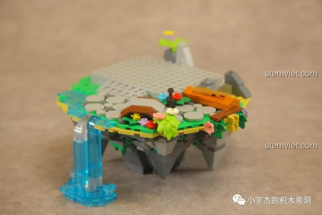 Thác nước và cây cầu nhỏ của bộ lắp ráp WOMA C0349 Túy Hoa Các đang dần hình thành, với hiệu ứng dòng chảy sống động.