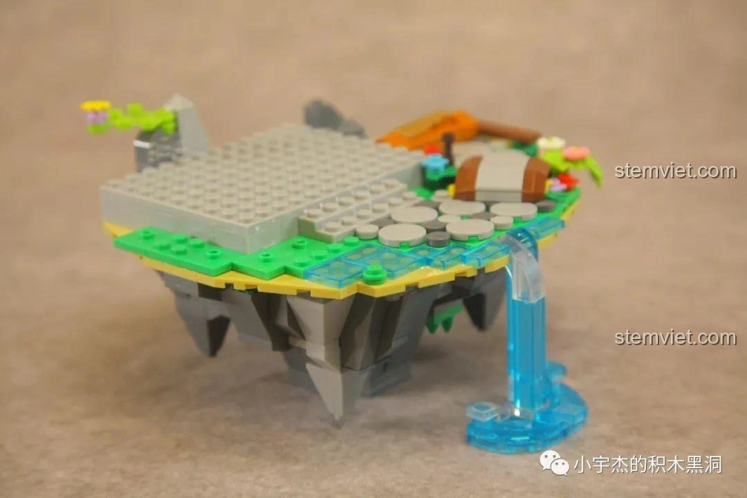 Góc nhìn cận cảnh thác nước và cây cầu trong bộ lắp ráp WOMA C0349 Túy Hoa Các, thể hiện sự tinh tế của thiết kế.