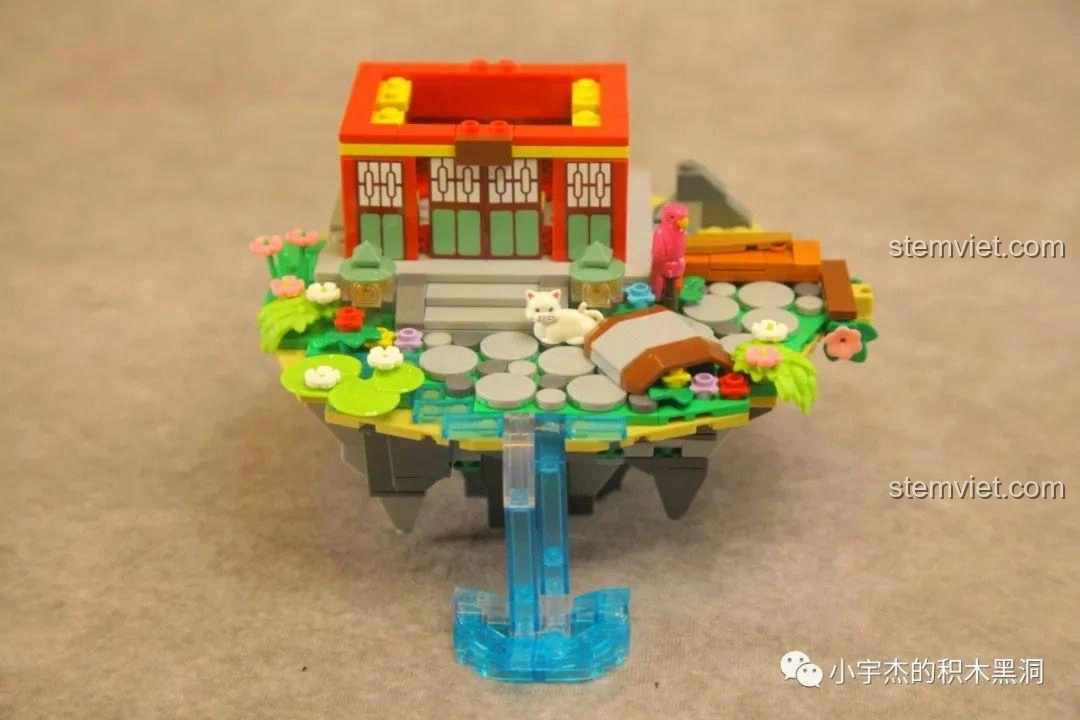 Tòa lầu chính của bộ lắp ráp WOMA C0349 Túy Hoa Các đang được xây dựng, với kiến trúc cổ điển và cửa sổ tinh xảo.