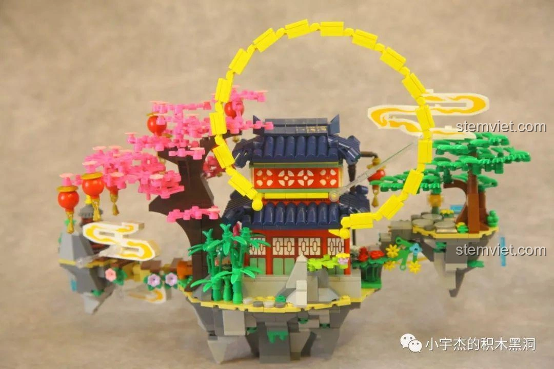 Góc nhìn tổng thể mô hình WOMA C0349 Túy Hoa Các cùng hai minifigures, thể hiện sự hài hòa của tổng thể kiến trúc cổ phong.