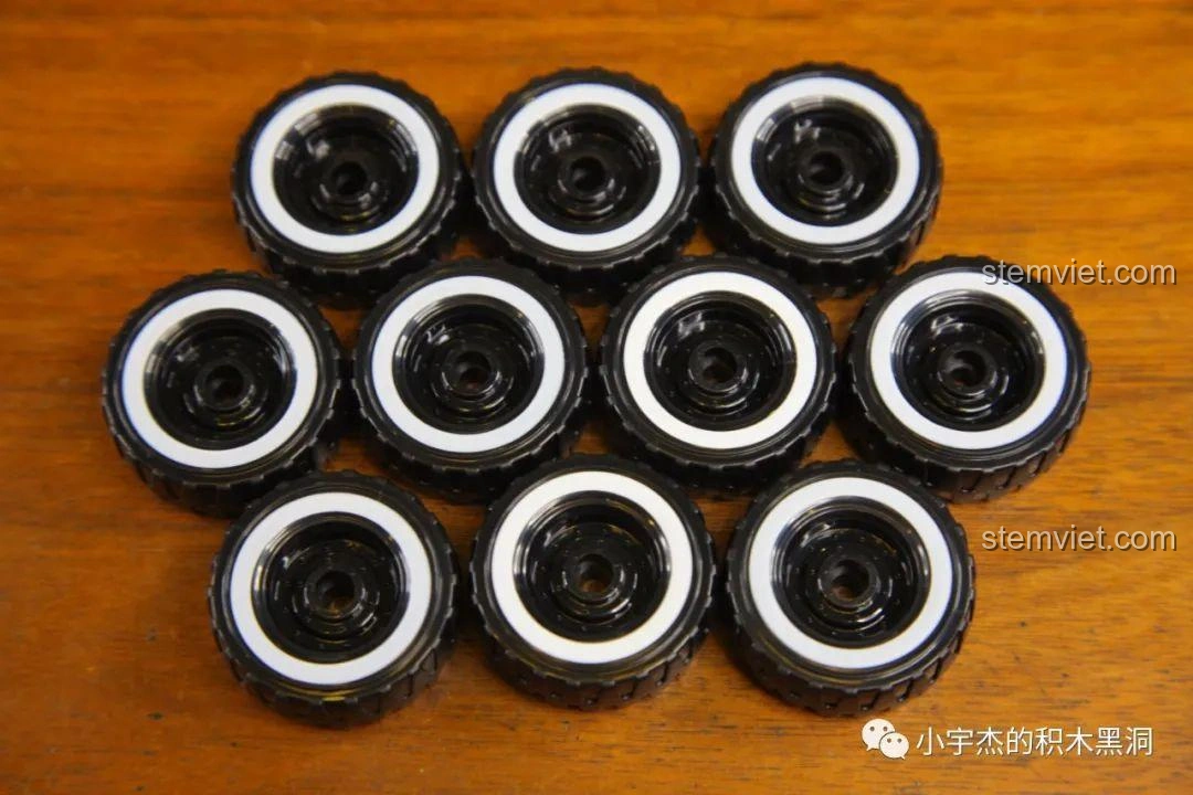 Các bánh xe liền khối của mô hình WOMA C0893 Tên lửa Đông Phong-21D, với viền trắng nổi bật, chất liệu nhựa bền bỉ, không phải cao su.