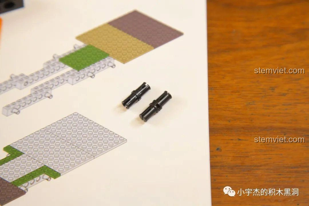 Góc cận cảnh hai loại chốt cắm khác nhau trong sách hướng dẫn lắp ráp bộ đồ chơi lắp ghép Xe quân sự Đông Phong-21D cho trẻ em từ 6 tuổi, cần chú ý phân biệt.