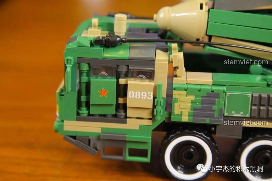 Cửa cabin lái của mô hình xe phóng tên lửa WOMA C0893 có thể mở ra, cho thấy chi tiết nội thất bên trong, tăng tính tương tác và khám phá cho bé.