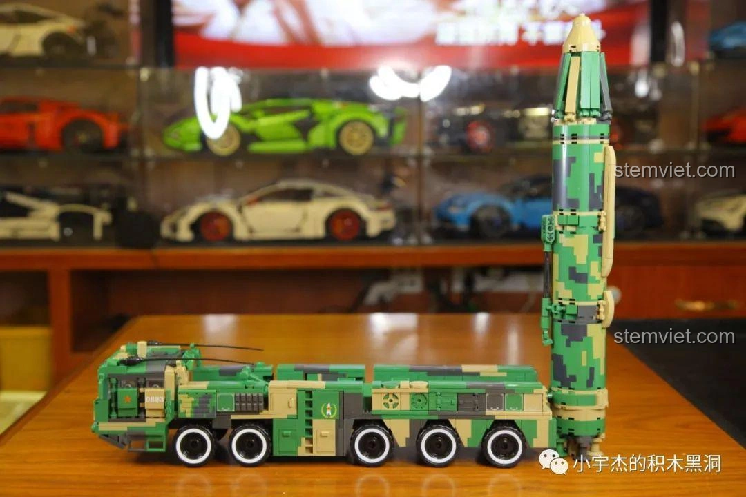 Mô hình tên lửa Đông Phong-21D được dựng thẳng đứng trên xe phóng WOMA C0893, thể hiện sự uy nghiêm và mạnh mẽ của mô hình quân sự.