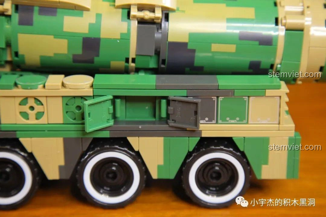 Hệ thống điều khiển phóng tên lửa được giấu kín bên trong các ngăn tủ của mô hình WOMA C0893, tăng tính chân thực và bất ngờ khi khám phá.