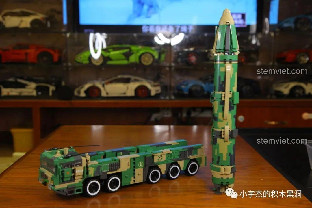 Mô hình xe phóng tên lửa Đông Phong-21D WOMA C0893 đã hoàn thành, với tên lửa được đặt trên xe, sẵn sàng cho các hoạt động trưng bày và vui chơi.