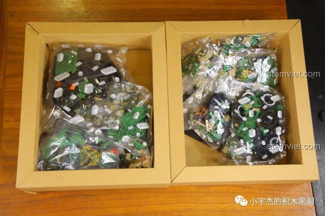 Hai hộp nhỏ bên trong hộp lớn của bộ đồ chơi lắp ghép Xe quân sự Đông Phong-21D 0893, chứa các túi mảnh ghép được phân loại gọn gàng.