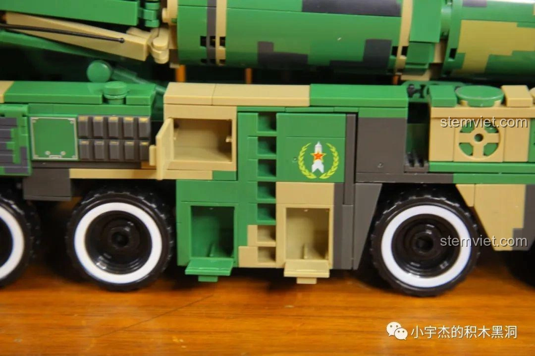 Các loại hộp chứa đồ khác nhau trên mô hình xe phóng tên lửa WOMA C0893, một số hộp có chi tiết nội thất bên trong, thể hiện sự tỉ mỉ trong thiết kế.