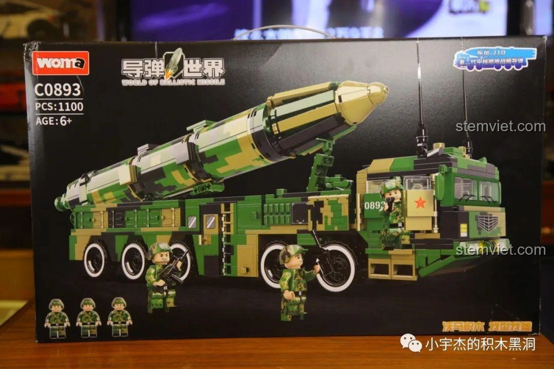 Hộp đồ chơi lắp ráp WOMA C0893 Tên lửa Đông Phong-21D với hình ảnh mô hình xe phóng tên lửa và các minifigure lính quân sự, thu hút bé trai 6+