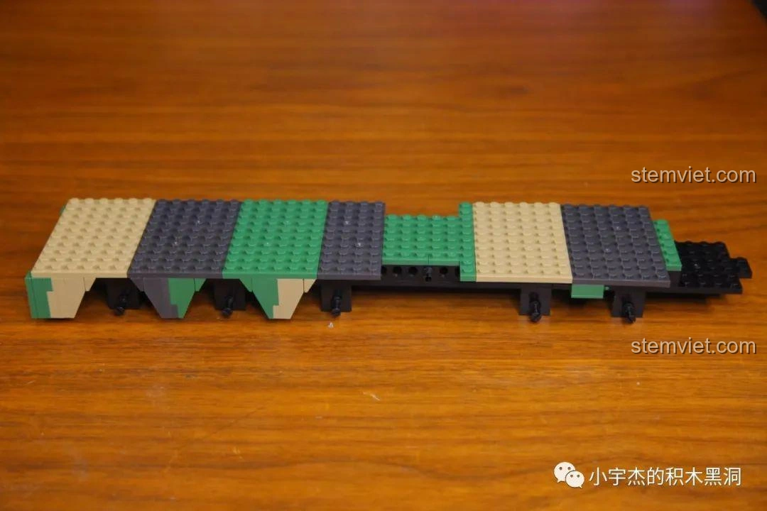 Phần khung gầm của mô hình xe phóng tên lửa Đông Phong-21D đang được lắp ráp, thể hiện cấu trúc cơ bản và màu sắc ngụy trang.