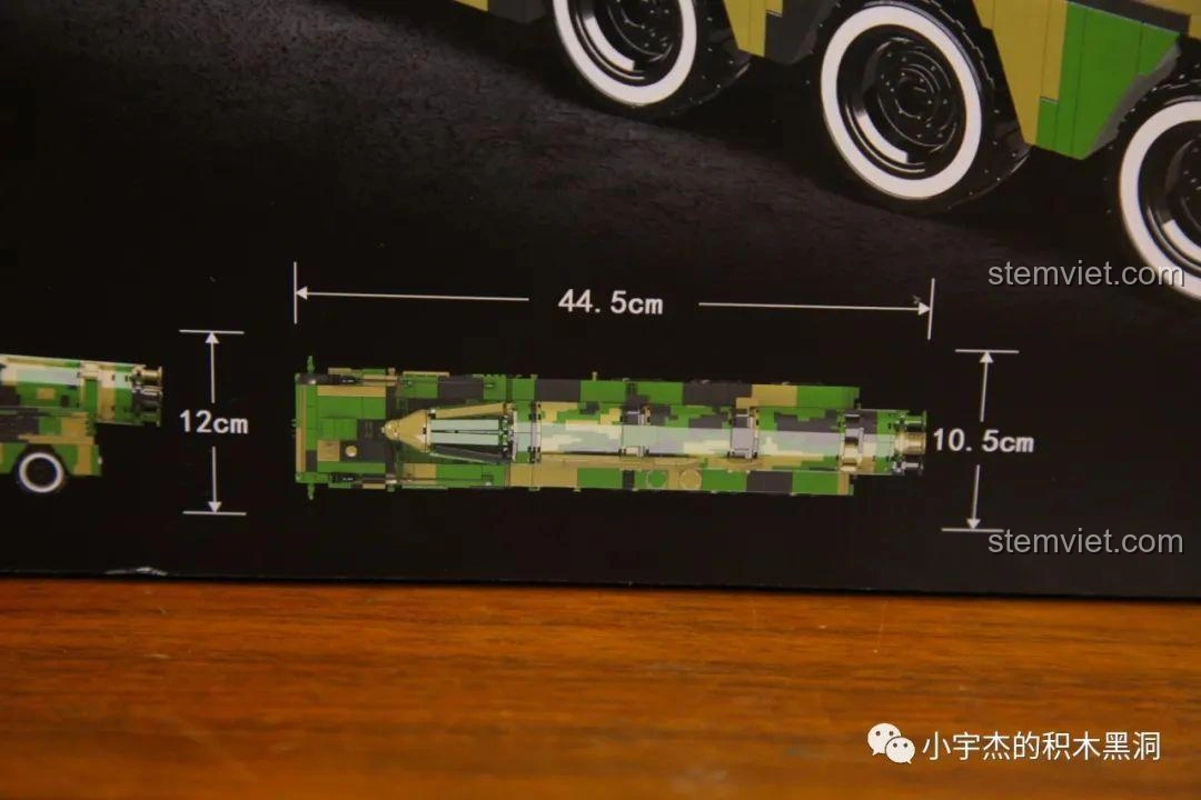 Thông số kích thước chi tiết của mô hình tên lửa chiến lược tầm trung Đông Phong-21D WOMA C0893, dài 44.5cm, cao 12cm, rộng 10.5cm.