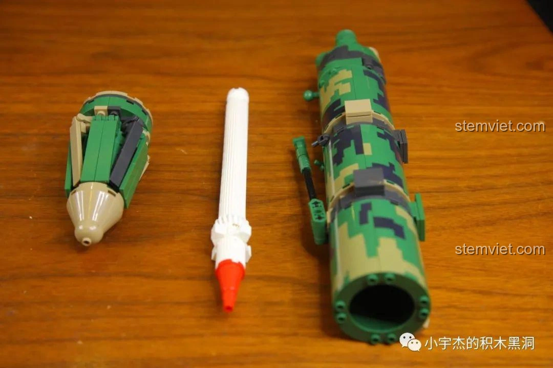 Mô hình tên lửa nhỏ có thể lắp gọn vào ống phóng của bộ đồ chơi WOMA C0893, thể hiện tính năng tương tác và độ chính xác trong thiết kế.