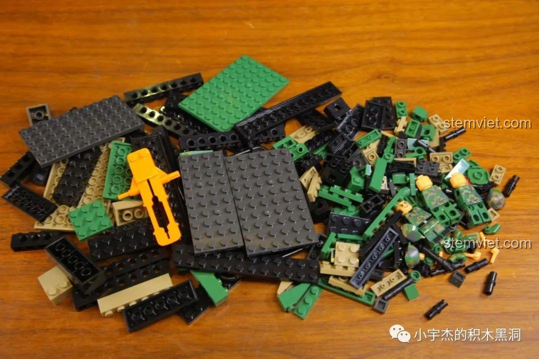 Toàn bộ các mảnh ghép từ túi số 1 của bộ lắp ráp Xe quân sự Đông Phong-21D C0893, với nhiều màu sắc khác nhau tạo hiệu ứng ngụy trang pixel.