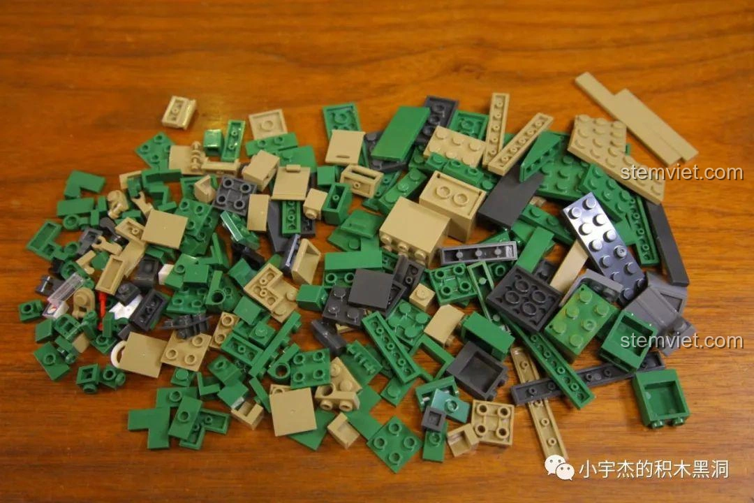 Các mảnh ghép từ túi số 2 của bộ đồ chơi mô hình Xe tải quân sự mang tên lửa C0893, với nhiều hình dạng và màu sắc khác nhau, tạo hiệu ứng ngụy trang pixel.