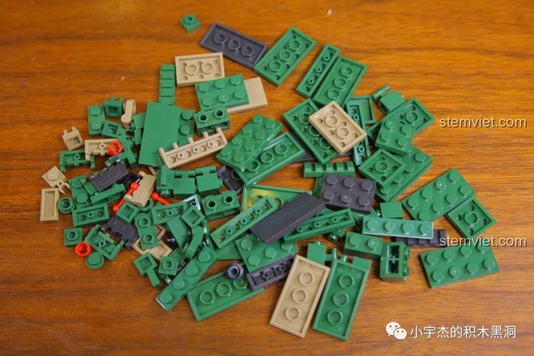 Các mảnh ghép từ túi số 4 của bộ đồ chơi xây dựng Xe tải quân sự mang tên lửa 893, bao gồm các mảnh màu xanh, nâu, đen tạo hiệu ứng ngụy trang pixel.