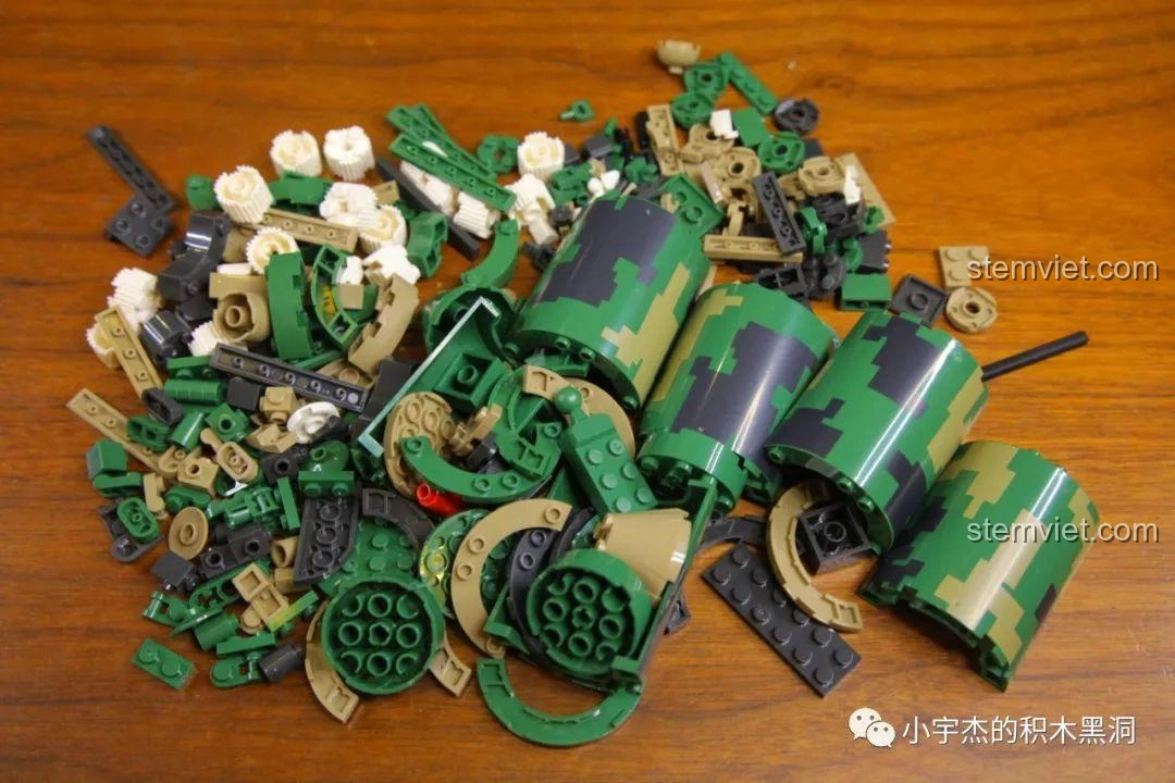 Các mảnh ghép từ túi số 5 của bộ đồ chơi xây dựng Tên lửa chiến lược tầm trung Đông Phong-21D cho bé trai 6+, bao gồm các mảnh cong và mảnh in ấn cho phần tên lửa.