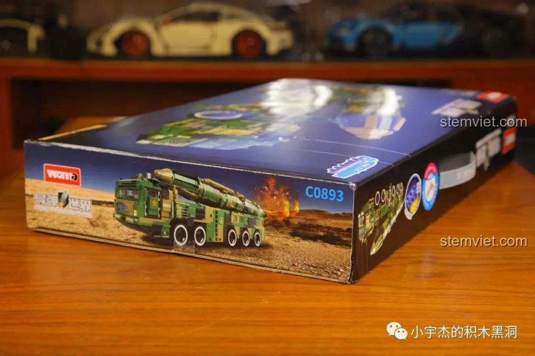 Mặt bên hộp bộ xếp hình Xe quân sự Đông Phong-21D C0893, với hình ảnh xe phóng tên lửa trong bối cảnh chiến đấu, tạo cảm giác mạnh mẽ.