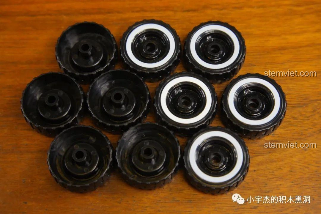 Mặt sau của các bánh xe liền khối của bộ đồ chơi xếp hình C0893, cho thấy cấu trúc và chi tiết được làm cẩn thận, đảm bảo độ chắc chắn khi lắp ráp.