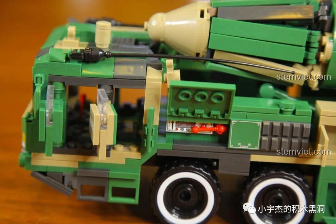 Mặt sau của các minifigure lính quân sự đi kèm bộ đồ chơi WOMA C0893, cho thấy không có in ấn ở phần chân, nhưng tổng thể vẫn phù hợp với mô hình.