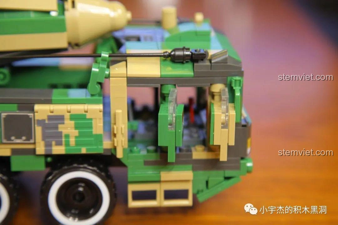 Ba minifigure lính quân sự đi kèm bộ đồ chơi WOMA C0893 Tên lửa Đông Phong-21D, với trang phục ngụy trang chi tiết, tăng tính chơi đùa và sưu tầm.