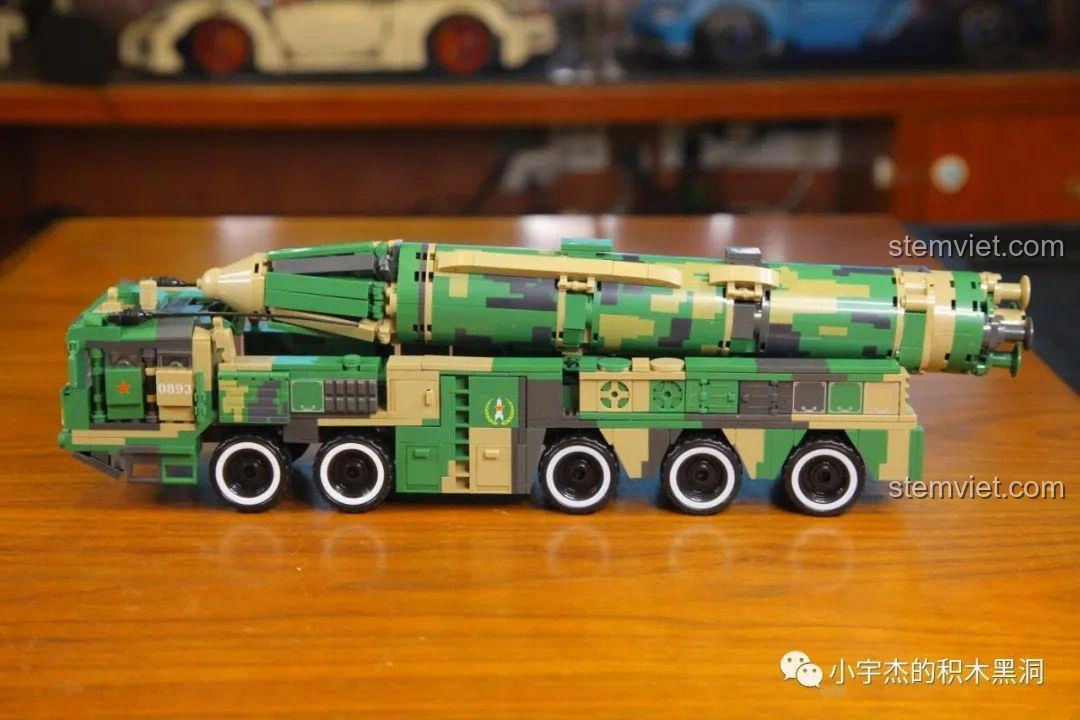 Mô hình tên lửa trên xe phóng WOMA C0893 có thể nâng hạ ở nhiều góc độ khác nhau, thể hiện tính năng linh hoạt và khả năng chơi đùa đa dạng.