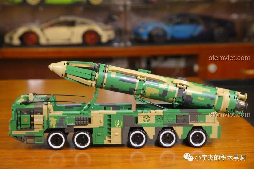 Mô hình tên lửa trên xe phóng WOMA C0893 được nâng lên ở góc cao hơn, cho thấy cơ chế nâng hạ linh hoạt và chắc chắn của bộ đồ chơi.