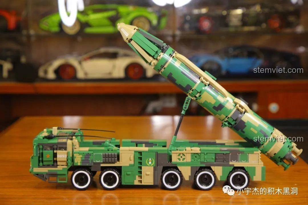 Mô hình tên lửa trên xe phóng WOMA C0893 được nâng lên ở góc tối đa, sẵn sàng cho các tình huống giả định phóng tên lửa, tăng tính hấp dẫn cho bé.