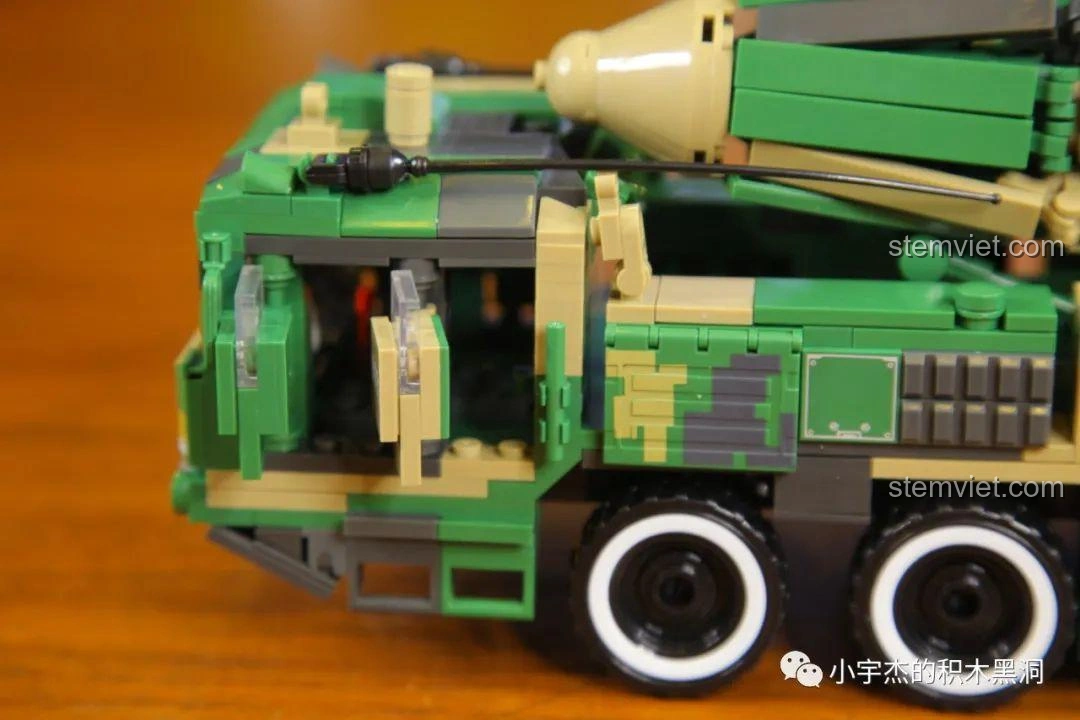 Các ngăn chứa đồ trên thân xe của mô hình WOMA C0893 có thể mở ra, tiết lộ các chi tiết bên trong, tăng tính tương tác và khám phá cho trẻ.